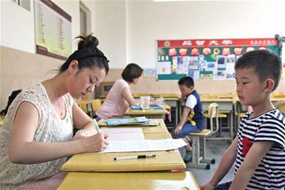 市內(nèi)四區(qū)小學(xué)報(bào)名 學(xué)生現(xiàn)場秀才藝