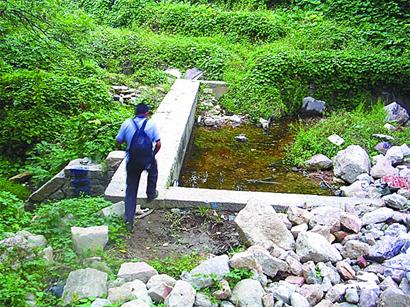 青島浮山76歲德建游泳池填滿垃圾 正申請國家文物保護
