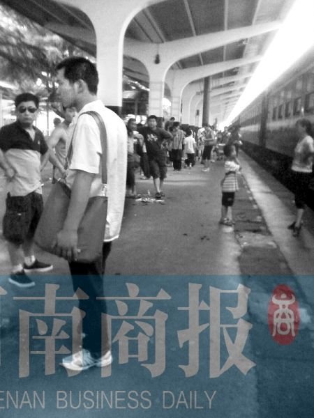 　因車廂停電，乘務員讓乘客下車透氣。網友陳克婷/供圖