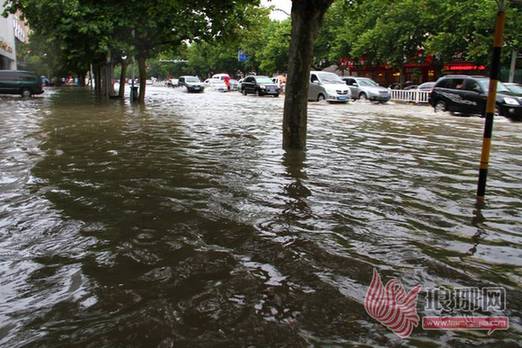 臨沂暴雨街道成河 公交積水市民駕充氣船出門