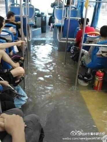 臨沂暴雨街道成河 公交積水市民駕充氣船出門