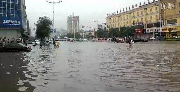 臨沂暴雨街道成河 公交積水市民駕充氣船出門