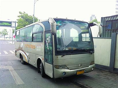 青島常見霸道報廢車被批環境流氓 一身灰塵一占兩年