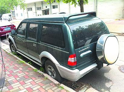 青島常見霸道報廢車被批環境流氓 一身灰塵一占兩年