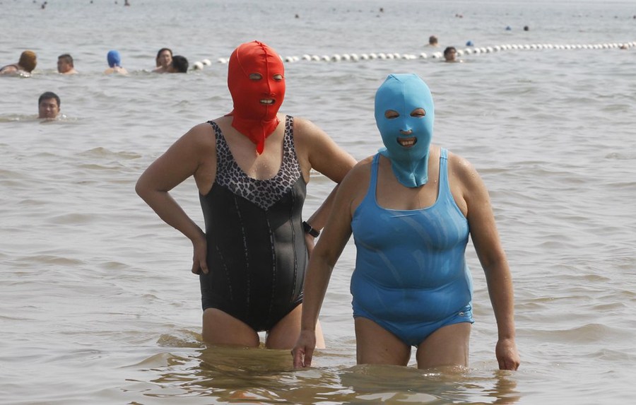 7月6日，山東青島第一海水浴場，女士們戴著尼龍面罩在海水浴場游泳。