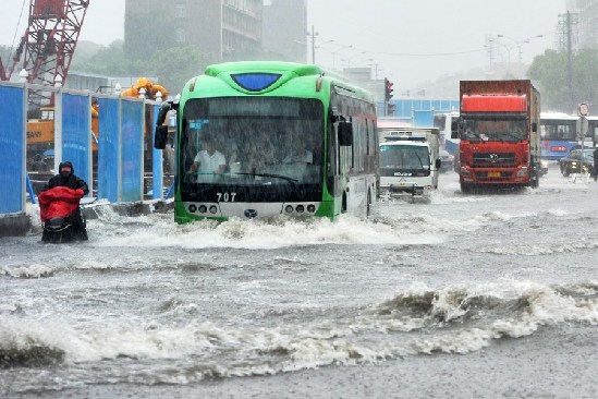 武漢大雨積水齊胸