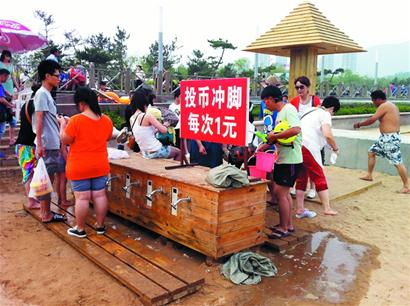 青島海邊游客爆滿 一浴10萬(wàn)石老人6萬(wàn)