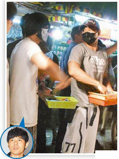周杰倫（左）前晚被發現在高雄瑞豐夜市玩套圈圈，右為劉畊宏
