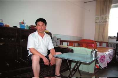 兒子被殺后，董恩悌一家搬出村子，在一個臨時地點蝸居了11年。