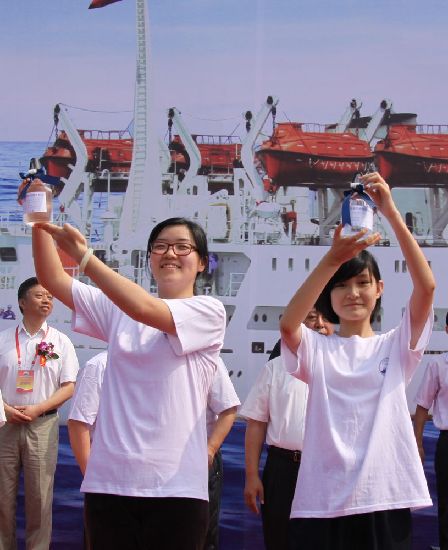 蛟龍號凱旋抵青 女潛航員有望入深海