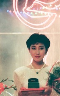 青島第一屆選美小姐美貌與氣質并重 噴發膠頂高音頭