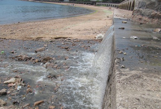 青島八大關景區臭氣熏天 隔油池惡臭污水直排大海