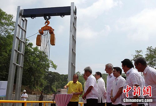 圖為阿基諾總統在開通儀式上按下通水按鈕。中新社發 manacanang 攝