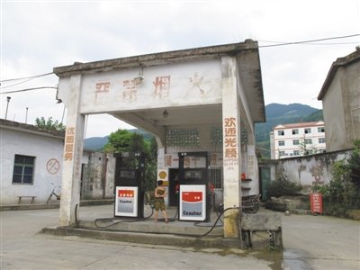 重慶涪陵一家遠(yuǎn)離城區(qū)的民營(yíng)加油站。涪陵石油成品油協(xié)會(huì)介紹，民營(yíng)加油站多被擠出城區(qū)，目前城區(qū)只有兩家是民營(yíng)。新京報(bào)首席記者楊萬(wàn)國(guó) 攝