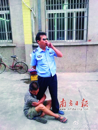 城管回應小販抱大腿討說法 稱拍照記者存有預謀