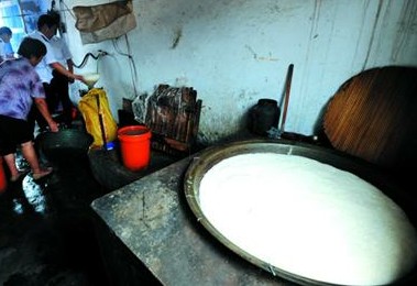 廢品站藏黑心豆腐坊 日產千斤消泡劑亂放