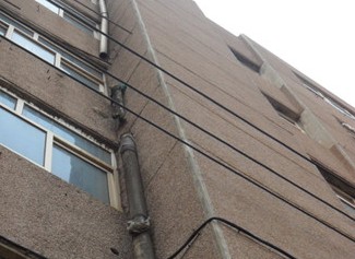 黃島發電廠二手房滲水致墻發霉 物業無人管