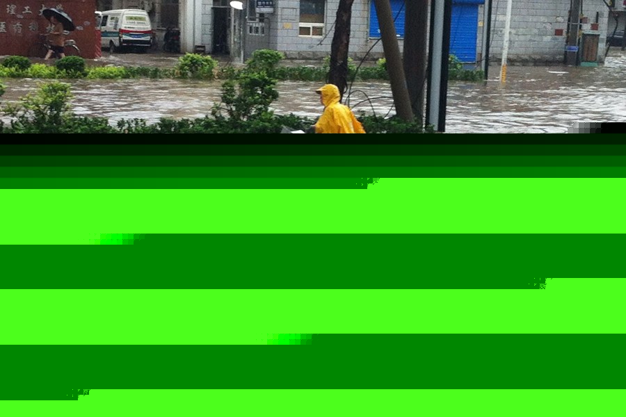 天津遇大暴雨襲擊稱澤國 市民劃船出行