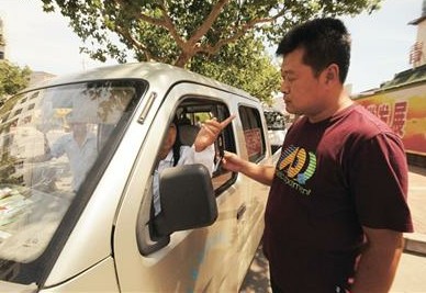 黑出租強行拉客坐地起價 醫院門口強行拉客