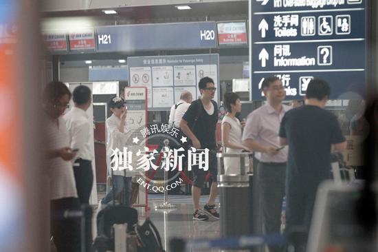 劉若英鐘小江公開牽手秀恩愛