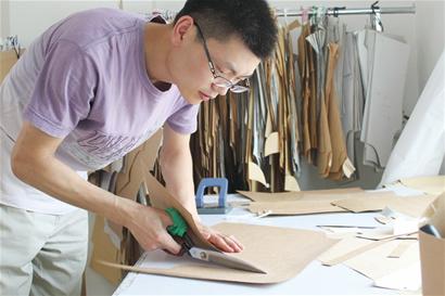 揭秘青島高薪職業服裝打板工:年薪輕松10萬 不怕高房價
