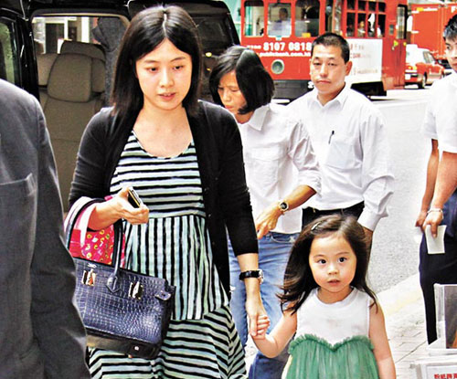 甘比腹大便便拖女兒現身