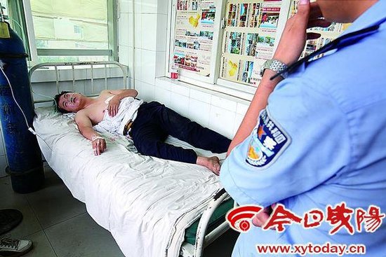幾個被打的交警里，靳龍剛的傷情最重，躺在武功縣人民醫院病床上不能動彈。