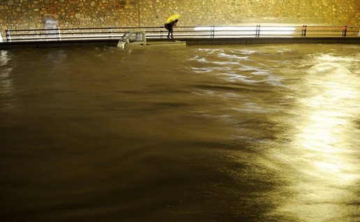 銀川現強降水市區嚴重積水 居民自建防水堤