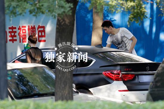 孫悅與模特女友當街打情罵俏