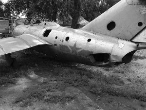 戰(zhàn)斗機擱置公園30年成廢鐵