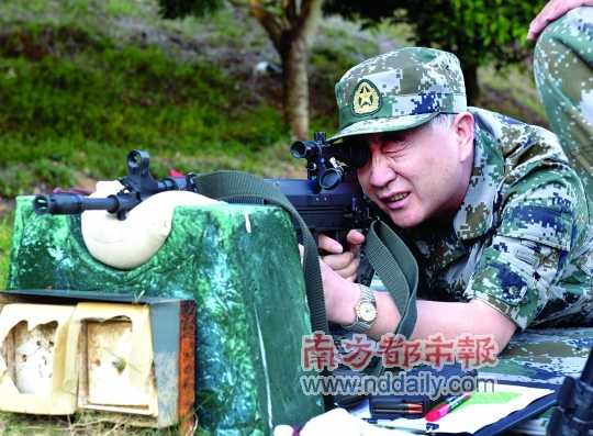 汪洋在廣東省軍區進行步槍手槍實彈射擊
