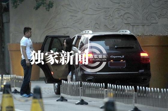 劉亦菲駕豪車獨自進私人會所 優雅脫俗顯熟女氣質