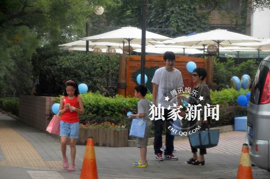 鄧婕帶養女外出