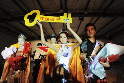 青島9條公交線今起為青島啤酒節讓路 啤酒女神誕生