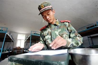 青島傳奇狙擊手:膝蓋凹陷變槍架 百米射子彈殼百發百中