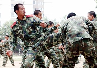 青島傳奇狙擊手:膝蓋凹陷變槍架 百米射子彈殼百發百中