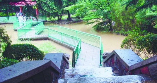 青島排水系統(tǒng)經(jīng)住暴雨考驗(yàn) 揭秘如何留住雨水