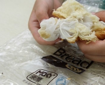 米旗面包吃出疑似口罩異物 網友還原口罩來歷