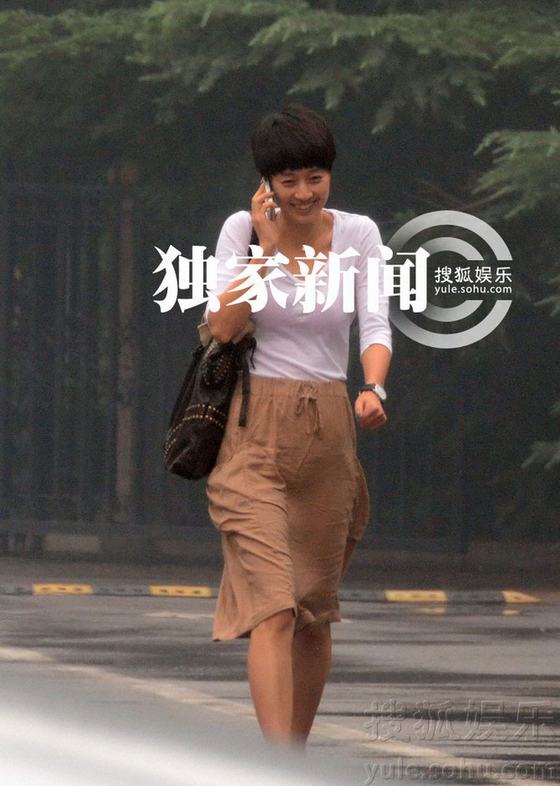 馬伊琍休閑裝內衣隱現