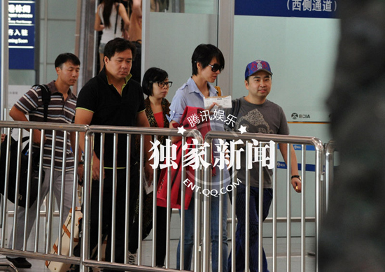 梁詠琪獨自離京否認懷孕 男助理全程緊貼傾慕相望