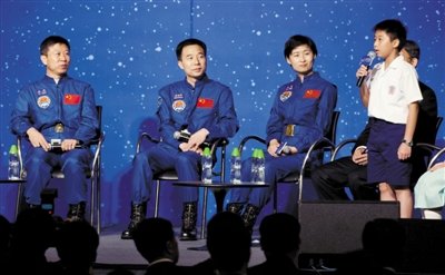 昨日，香港會議展覽中心，航天員景海鵬（左二）、劉旺（左一）、劉洋（左三）等與香港學生代表對話。新華社記者 呂小煒 攝