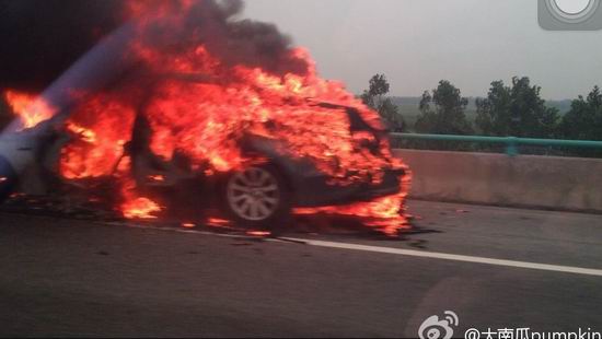 G20高速即墨段車輛自燃 無人傷亡