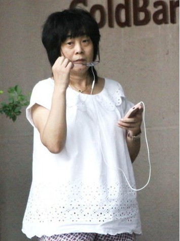 葛優老婆賀聰穿睡衣出門