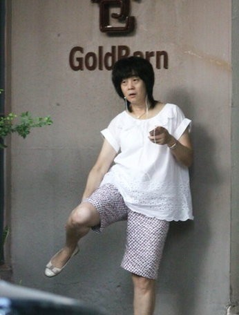 葛優老婆賀聰穿睡衣出門