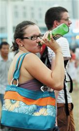 外國游客搶鏡啤酒節