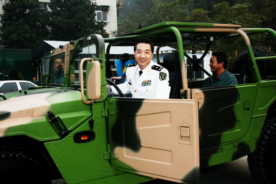 資料圖：張召忠現場乘坐解放軍“猛士”越野車。