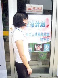 青島街邊超50處商戶設(shè)休息點邀環(huán)衛(wèi)工進(jìn)門歇腳 青島街邊超50處商戶設(shè)休息點邀環(huán)衛(wèi)工進(jìn)門歇腳
