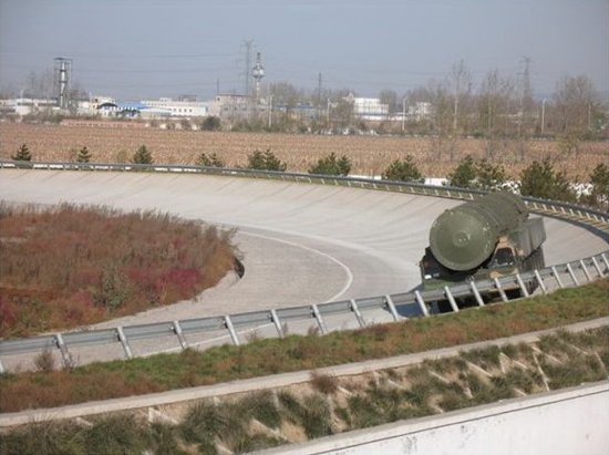 資料圖：解放軍某種未知型號的機動式導彈發射車試車，外界推測這就是DF-41洲際導彈系統使用的底盤