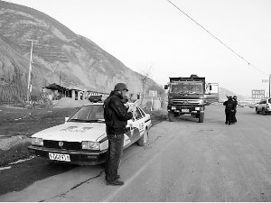 槍案發生后，會寧警方在公路上設卡追捕兇手。本報記者張鵬翔攝
