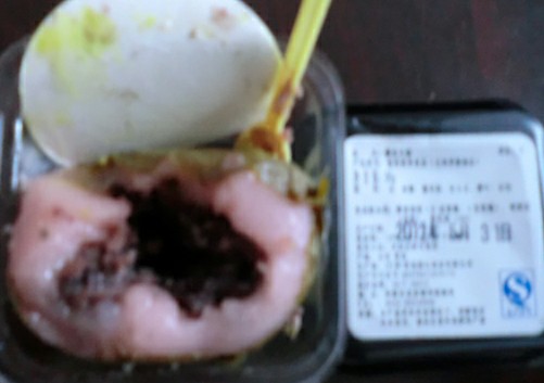 遠賀屋糕點柜吃出刺鼻霉變物 回應稱無添加劑